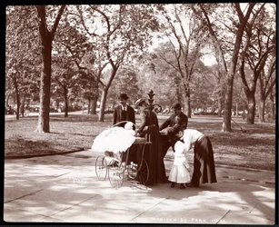 Hombres y mujeres con niños en una fuente de agua potable en Madison Square Park, Nueva York, 1898 (impresión de gelatina de plata)